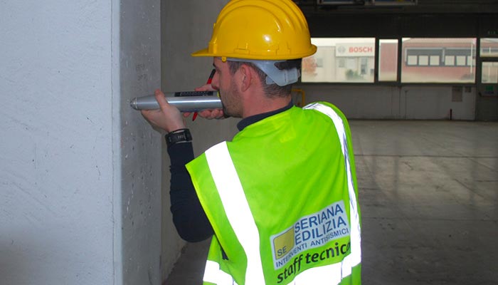 Operatore durante le fasi di analisi del rischio sismico