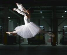 ballerina che danza nel capannone di Seriana edilizia