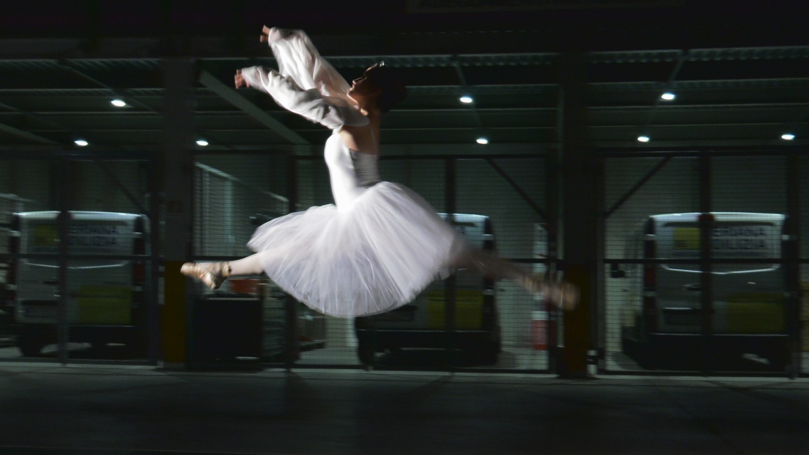 ballerina che danza nel capannone di Seriana edilizia