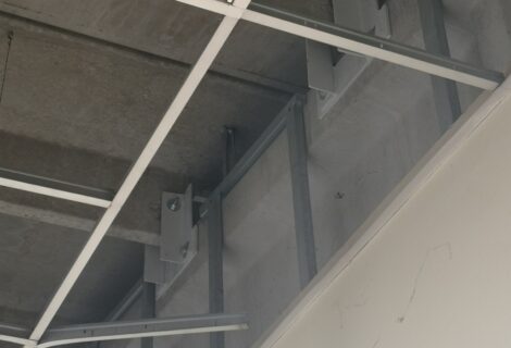 vincoli metallici in un controsoffitto