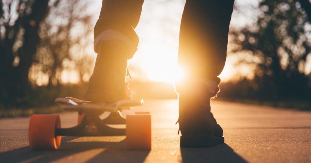 persona su skateboard al tramonto