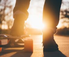 persona su skateboard al tramonto