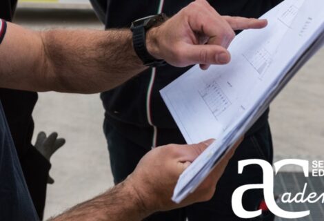 mani he indicano un foglio nel contesto dell'academy edilizia